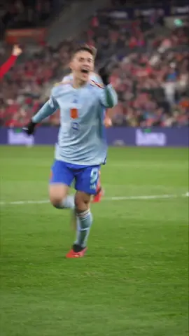 ⚽️ La jugada del gol. 🥳 La celebración. 🙌🏻 La conexión con el público. Comparte la alegría de los jugadores a pie de campo (𝘯𝘰 𝘰𝘴 𝘱𝘦𝘳𝘥𝘢́𝘪𝘴 𝘦𝘭 𝘨𝘳𝘪𝘵𝘰 𝘥𝘦 𝘎𝘢𝘷𝘪 𝘤𝘶𝘢𝘯𝘥𝘰 𝘮𝘢𝘳𝘤𝘢) tras ganar a Noruega y lograr el pase para la #EURO2024. #VamosEspaña | #deportesentiktok | #tiktokfootballacademy 