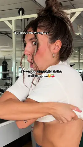 This was way too close…😳 #gymgirl #girlswholift #gym #Fitness #funny #gymgirls #gymhumor   . Fit from @DFYNE : 10% off w/ Code: Gymoholicz 😘 . Fitness programs in bio! Money back guaranteed & mobile app included 🤪