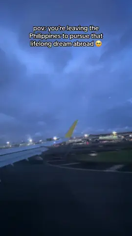 sa bawat eroplanong lumilipad, may naiiwang pamilya na umiiyak. 🥹 #ofw #BuhayOFW #anakngofw #ofwparents #pinoyofw #dreamabroad #mabuhayangpinoy #pilipinas #philippines #fyp #xyzbca 