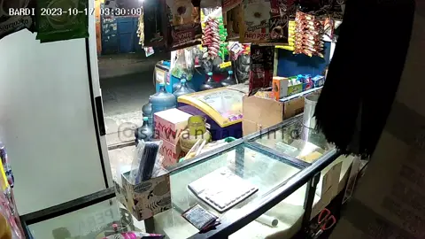 PURA PURA BELI ROKOK, 2 PRIA MALING TABUNG GAS DI WARUNG MADURA CARINGIN, RANGKAPAN JAYA Kejadian dini hari tadi (17/11), sekitar jam 03.30 wib di Jl Caringin RT 6 RW 4 rangkapan jaya Pancoran mas Depok 