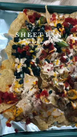 Havent done a #dinnertok in awhile! One of my favorites, sheet pan nachos 🖤 #chickennachos #sheetpandinner #nachos #30minutemeals 