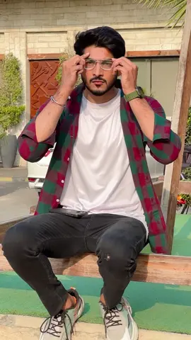 Glasses walo ki b koi majbori hoti ha🙊🤪 @Umair Chaudhry #foryou #tiktok #friendshipgoals #viral #video 