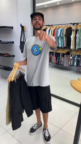 Nossas bermudas cargo tem uma modelagem mais folgada e comprida confeccionada na sarja premium o que trás mais conforto e estilo. Os bolsos nas laterais, traz um toque mais utilitário e funcional , peça coringa para o seu guarda roupas disponível do P ao GG nas cores preta , chumbo e caqui. Vem garantir a sua ! 
