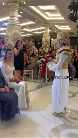 gelinimizden #temenna Anlamı:kalbe götürülen el, duygularda; dudağa götürülen el, sözlerde; alna götürülen el ise, düşüncede samimi olunduğunu/olunacağını göstermek içindir Böylesi bir incelik...#arnavut #arnavutgelinleri #arnavutgelini 