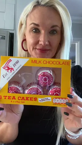 Sweetie pie niks van tea cakes 🤣 #teacakes #tunnocksteacakes #musthaveproducts #newfavourite #Vlog #fyp #viral #afrikaanstiktoks #getrealwiththeryans #lifeinuk #saffa #tiktoksouthafrica #afrikaans 