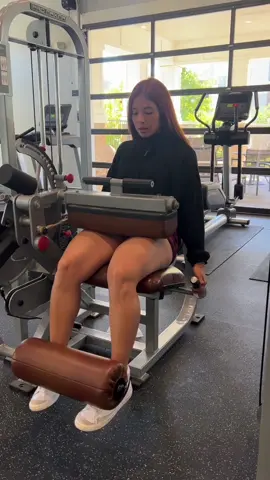 ¿Te duele la rodilla? O sientes alguna molestia haciendo este ejercicio. Acá te dejo algunos errores que puedes estar cometiendo🥴,recuerda primer técnica,postura,respiración y luego vamos con las cargas⚡️. Nadie nace aprendido,ejecuta estos tips te aseguro harán diferencia🫶🏻🔋 Compártelo↗️ Dale LIKE❤️ Guárdalo lo necesitarás luego😏 #gym#gymrats#charlotte#usa#tips#tipsfit#lifehacks#Fitness#fitnessmotivation#healthylifestyle#healthy#fyp#parati  