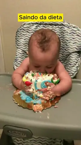 Saindo da dieta #dieta #dietas #bolo #bebe #comilão #meme #viral