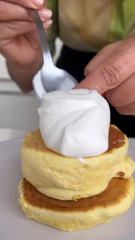 Fluffy pancake leciutkie jak chmurki biszkoptowe placuszki: 2 białka 2 żółtka 35 g mąki 25 g mleka 30 g cukru 2 g proszku do pieczenia, wanilia opcjonalnie. #fluffypancakes #placuszki #pfannkuchen #śniadanie #słodkieśniadanie #jajka #przekąska #szybkieprzepisy #ewaszczesna 