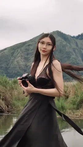 I might be too muscular for my romantic but kinda lazy dark aesthetic 🥲  #aesthetic #romantic #darkacademia #GymTok #muscle #gothgirl 