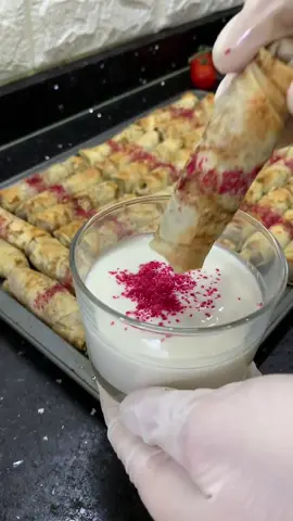 رولات المسخن .. طريقة سلق  الدجاج بحمي زيت وبنزل فيه الدجاج   وبقلبه عالوجهين مجرد بتغير لون الدجاج  بنزل بصله وبضيف مطيبات هيل وورق غار وكزبره ناشفه وقليل من اابهار الحلو ..بضيف الملح وبقلب وبهدي النار وبترك الدجاج يستوي  ( رح نلاحظ الدجاج نزل منه قليل من المرقه بنصفيها وبنحتفظ فيها لانه رح نضيف شوي منها مع الحشوة وجزء لدهن وجه الرولات ،.. #مسخن #رولات_المسخن #RamadanStarters #مقبلات_خفيفه #اكلات_سريعة #اكلات_لذيذه #اكلاتي #السعوديه #الامارات 