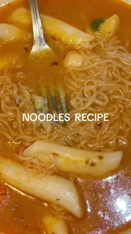 Diferente manera de hacer nuestros favoritos noodles 💕 saben que me encanta la comida picosa y agregado le un chili paste y rice cakes chefs kisses 🤌🏼  cómo te gusta prepar tus noodles? @Nongshim USA  #nongshimusa #Ramyun #nongshimusa #instantnoodle  #Shinramyun #shin  #spicynoodle  #fideos #ad #hispanicfoodie #foodiehispano 