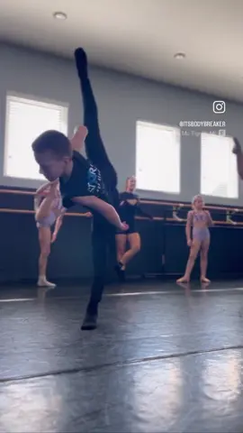 Talk about a successful Sunday Turn Class🔥 . . 📍Stars Dance Studio 💃🏼Belle Marie + Neo Corrall + Dylan Custudio 🧑🏽‍🏫Nicole Sullivan #pirouette #danceclass 