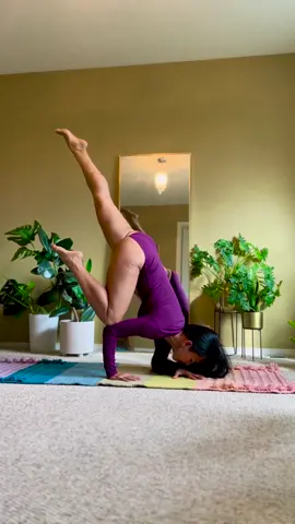 nicely done #handstand #handstandchallenge #bodysuit #longsleevebodysuit #alongfitofficial #fyp #yogapose #yogalove #yogaday #alongfitleggings