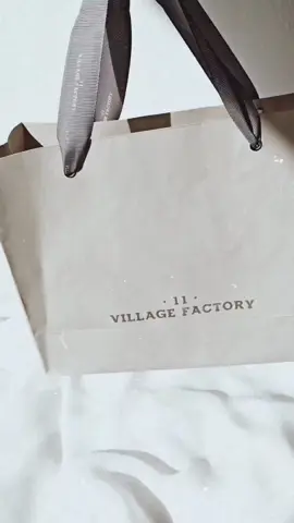 Hoy simplemente quiero presentarte esta línea de la marca @11villagefactory indicada sobre todo para pieles maduras y apagadas, es la MIRACLE YOUTH Los tres productos (serum, crema y contorno de ojos) , contienen retinol en un porcentaje bajito ideal para quienes quieran empezar con este activo o simplemente tengan la piel sensible, además está acompañado de ingredientes nutritivos y antiedad. Los puedes encontrar en @MiiN Cosmetics  y te dejo mi código JUANI10 (pra un 10% en toda la web) #miincosmetics #11villagefactory #miracleyouth #antiedad #kbeauty #koreanskincare 