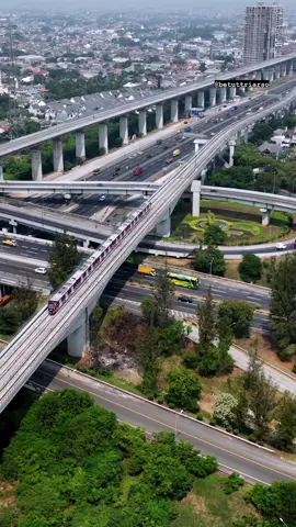 Mbak Taylor, sistem transportasi di Jakarta sudah cukup lengkap. Ada Transjakarta, MRT, KRL, dan LRT. Tapi kenapa masih banyak orang pake kendaraan pribadi? 📽️ by IG/betuttriarso