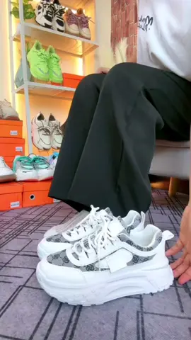 สีขาวพร้อมส่ง #รองเท้าผ้าใบสีขาว #รองเท้าผ้าใบผู้หญิง 