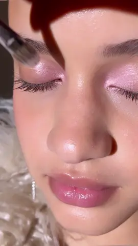 Pink shimmery gaze💗 #makeupartist #pink #shimmer #makeup #innercornerhighlight #bts #onset 