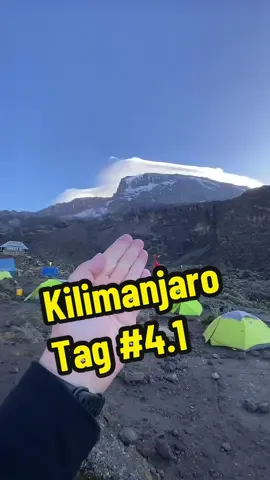 Antwort auf @juli Was für eine geile aussicht wir ganz oben wohl haben werden? 😱 #kilimanjaro #bashtag #berg 