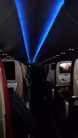 suasana malam hari didalam pesawat..😯😯 #BatikAir #suasanamalamharididalampesawat #fypシ゚viral #fyp 