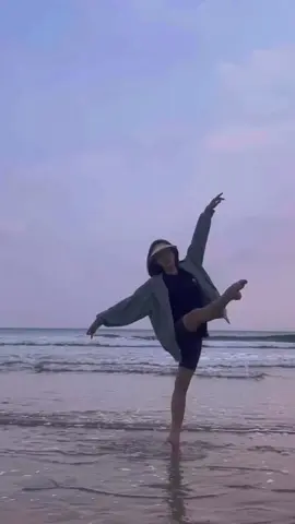 HI BALLET GIRL ~SAND~SEA-PASIR~LAUT. #beauty #sexy #girl #girls #figure #figures #muda #youth #ballet #balletdancer #dancer #dancers #sea #sand 