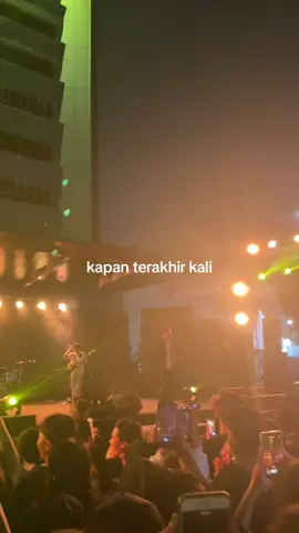 secukupnya #konser #hindia #fyp #fyppppppppppppppppppppppp #xyzbca #lyrics 