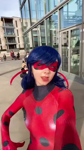 CHAT PROPOSING LMAOO #cosplay #miraculous #miraculoustalesofladybugandcatnoir #ladybugcosplay #chatnoircosplay #miraculousladybug 