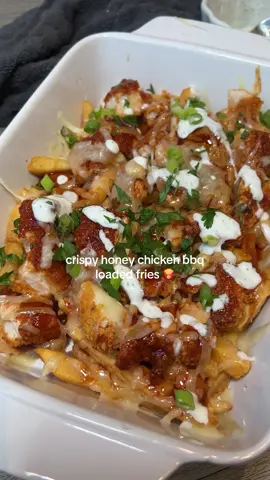 Crispy Honey BBQ Loaded Fries 🍟 😮‍💨 You know when you just need the beigest dinner of your life? Well this is the one 🤣  Each portion 510 calories and 46g protein ✅ Hit SAVE for your next easy dinner recipe 📌 Ingredients (serves 2): 200g chicken breast Tsp smoked paprika  Tsp bbq seasoning  Salt and pepper to taste 40g egg white (or a medium egg) 30g crushed cornflakes  15g runny honey  50g bbq sauce  1.5 tbsp hot water 40g eatlean protein cheese 220g frozen crispy fries (can also make your own)  For the garlic sauce: 40g fat free greek yoghurt  Garlic puree (I used 1/4 tsp) Tsp parsley  Pinch of salt Garnish - spring onion and chopped parsley (red onion would also be nice)  💗Season the chicken with the smoked paprika, bbq seasoning, salt and pepper to taste rubbing in thoroughly.  💗Crush the cornflakes and season lightly with the smoked paprika. Dip the chicken in the egg,  shake off the excess before coating in the cornflakes. Press in throughly and air fry for 17 minutes on 185 degrees. Pop in the fries if using frozen.  💗If making the garlic yoghurt sauce, combine the ingredients above and set to one side.  💗Mix together the honey, bbq sauce and water until combined. Chop the chicken into cubes, brush some of the sauce over the chicken (you can also do it before hand if you just want it on the outer coating) and save some to drizzle over.  💗Top the fries with the chicken, cheese, remaining bbq sauce, pop under the grill for a minute for the cheese to melt. Finish with the yoghurt, spring onion and parsley. Calories per portion: 510 | Protein: 46.2g | Fat: 7.9g | Carbs: 61.9g  • • ————  #caloriedeficitmeals #highproteinrecipes #lowcaloriemeals #quickandeasyrecipe #weightlossfood 