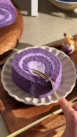 ube roll cake! 💟 soft ube chiffon cake with ube whipped cream filling. i haven’t stopped making ube things. esp when it’s so easy to add that coconut-y vanilla-y purple yam flavour to baked goods with ube extract. i literally can’t stop. a lot of you liked the ube cheesecake but i think this one is my personal fave! recipe linked in my bio as usual! #ube #ubecake #purpleyam #rollcake #swissroll #baking 
