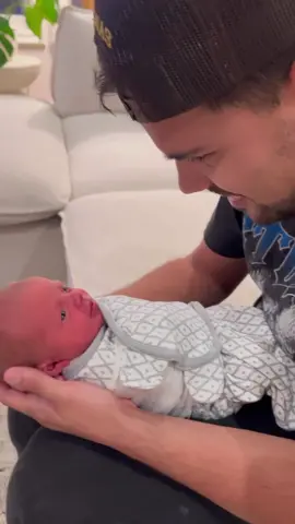 @Taylor Lautner pegando um bebê recém-nascido pela segunda vez 🥹 Via: @Jason Kennedy   #taylorlautner #baby #cute #fy ##viral 