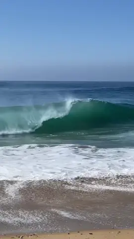 Anyone want to try and surf this empty? Tag a friend you would surf this with. #fyp #foryou #waves #surf #surfing #surftok #wedge #shorebreak #ocean #socal 