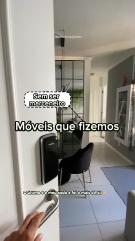 Quando começamos tínhamos uma serra tico tico e um sonho, fazer uma cozinha comum caber no ap.  Foi dando certo, a gente seguiu se arriscando, se aprimorando, comprando mais ferramentas e novos projetos foram surgindo. O armário dispensa era um balcão comum que reduzimos a profundidade. O baú do canto alemão compramos uma chapa de mdf que deu pro banco e pra uma mesa que em breve vai virar outra coisa 🤭 O baú da sala foi feito com os restos de madeira da cozinha O armário de escritório era parte de um armário antigo, as portas eram parte de outro armario O armário do banheiro e o gaveteiro também eram partes desse outro armário que ganhamos  E a cristaleira de parede era um sonho que virou realidade, eram restos de madeira que eu fiquei uns meses estudando como fazer essa cristaleira sair do papel e tem até vídeo ensinando a fazer aqui no perfil  Já SALVA o vídeo pra pegar ideias e COMPARTILHAR com um amigo que está pensando em fazer algum móvel 😉 #moveisplanejados #moveispersonalizados #serraticotico #mãonamassa #marceneiro #fazendomeusmoveis 