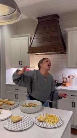 An aquired skill💅🍝✨. #momoffour #motherhood #motherhoodunfiltered #MomsofTikTok #realmomlife #cookingwithme #makingdinner #DinnerIdeas 