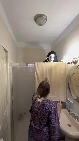 La monja sigue apareciendo… #broma #susto #pareja #halloween 