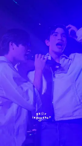 พี่เจมเขาเดินมายิ้มมาแต่ไกลเลย พอโฟ้ดเห็นก็รีบวิ่งมากอดเอวร้องเพลงด้วยกัน น่ารักมากกกก อยู่ดูแลกันไปนานๆนะหนูนะ 🩷🤟🏻✨ #gemini_nt #fourthnattawat #เจมีไนน์โฟร์ท #gmmtv2024part1 