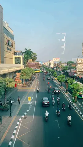 Suasana jalan adisutjipto dari jpo plaza ambarukmo #plazaambarukmoyogyakarta #jpoambaramarga #jpojogja 