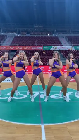 Pozdrawiamy z koszykarskiego parkietu 🫶🏻🔥  #cheerleaderki #dancers #polskiedziewczyny #sopot 