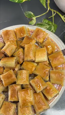 سڵاوی خواتان لێبێ خۆشەویستان🌺 ئامادەکردنی پاقلاوەیەکی خۆش  ( اطيب بقلاوة) ——————— پێداویستیەکان: نانی پاقلاوە گوێز هیل ودارچین بەئارەزوی خۆت ڕۆن شیلە فۆلۆمان بکەن و ڵایك و کۆمێنت لە بیر مەکەن☺️ سفرەی هەموو لایەك ئاوەدان بێت 🌺💕 ——————— مكونات: عجينه بقلاوة جوز هيل ودارسين اختيارى دهن شيره اوقطرة سوي فولو لا تنسو لايك و كومنت☺️ سفره العامرة 🌺💕
