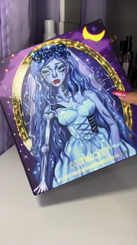 GENTE EU SURTEI quando vi essa paleta! Nem imaginei o tamanho, e a pigmentação surreal. O embalo deixou a desejar pois nao veio com NENHUM isopor protegendo ou nada, mas no geral estou super satisfeita 🧟‍♀️💍😍 Comprei na Shein, ID: 20418464  #kevinandcoco #kevinandcococosmetics #noivacadaver #corpsebride #eyeshadowpalette #sheinhaul 