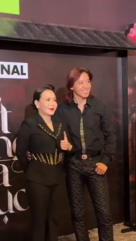 Nghệ sĩ Việt Hương cùng ông xã tại thảm đỏ Tết Ở Làng Địa Ngục... #event #premiere #tetolangdianguc #kplusoriginal #viethuong #xuhuong 