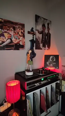 Ahmet Kaya Ne oldu bize güneşe neden doğmuyor Uzun uzak gecelerde sabah olmuyor İşte bizim hikayemiz hep böyle gider Umutlar hep gecelerde yol olur gider #90 #plak #90s #trending #beniöneçıkart #trend #nostalgie #nostalji #80 #80s #ahmetkaya 