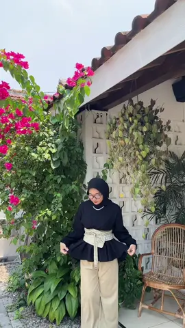 #beraniberkain #berkainbersama #berkainbersamavikana #outfitideas #outfitideas #outerbatik #ootdberkain #inspirasifashion #obibelt 