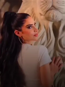 Mi modelo fav 🫶🫶🙈 // #pose #daddyyankee #kimloaiza #kimberlyloaiza #solbeautyandcare #solleon #modelo #mejormodelo #posechallenge 