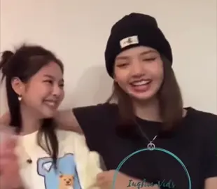 jennie’s stare reminded me of their 2019 vlive  #jenlisa #jennie #lisa #blackpink #fyp 