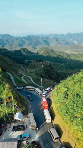 #CổngTrờiQuảnBạ . Cao đến 1500m so với mực nước biển: Nơi nhăm kiểm soát từ thế giới bên ngoài vào thế giới bên trong của người mông. Bắt đầu từ đây vào là 1 khu tự trị của người mông ngày xưa.