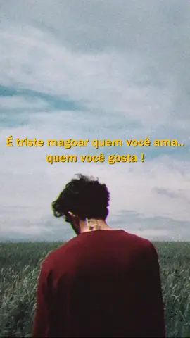 É triste magoar quem a gente gosta , quem você ama.. 🍂 #pensamento #sentimento #emocoes 