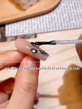 Một chiếc gel đa năng ce cần coá, e xài tận 2-3 hủ rồi, vừa đính đá, vẽ nổi tráng gương, tạo charm nào cũng ổn hếtttt. 