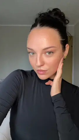 latte make-up but make it fall🍂  #fallgirlaesthetic #MakeupRoutine #glowyskin #fallmakeup #fallmakeuplook #fall2023 #lattemakeup #lattemakeuptrend 