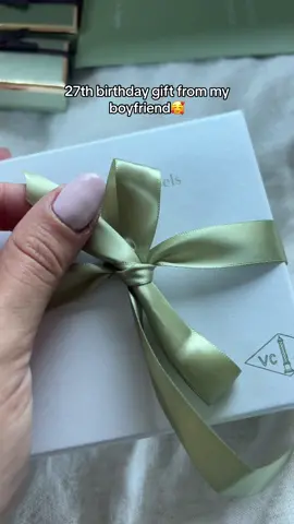 I havent taken it off since🥹🫶🏼 waiting on my bracelet to come in still! #vancleefarpels #vancleef #goldguilloche #vintagealhambra #pendant #birthday #gift 