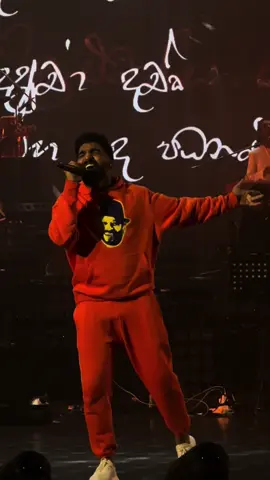 @gayyamusic singing out his soul🥹❣️ favorite of the night - ඇය කියලා නෑ 🧘🏽🥹 #kuweniconcert #kuwenithemusical #finalchapter #gayya #ayakialana #ඇයකියලානෑ ##charitha##fyp##charithaattalage##kuweni##fypシ##lankan##lankanmusic##stepintothekuweniverse##ifelditiktok##ifeltit##lankan##follower##music
