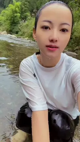 The little sister playing in the water shivered#girl #Beaut #2023brides #fyp #girls #fypシ #tiktok #BeautyTok 